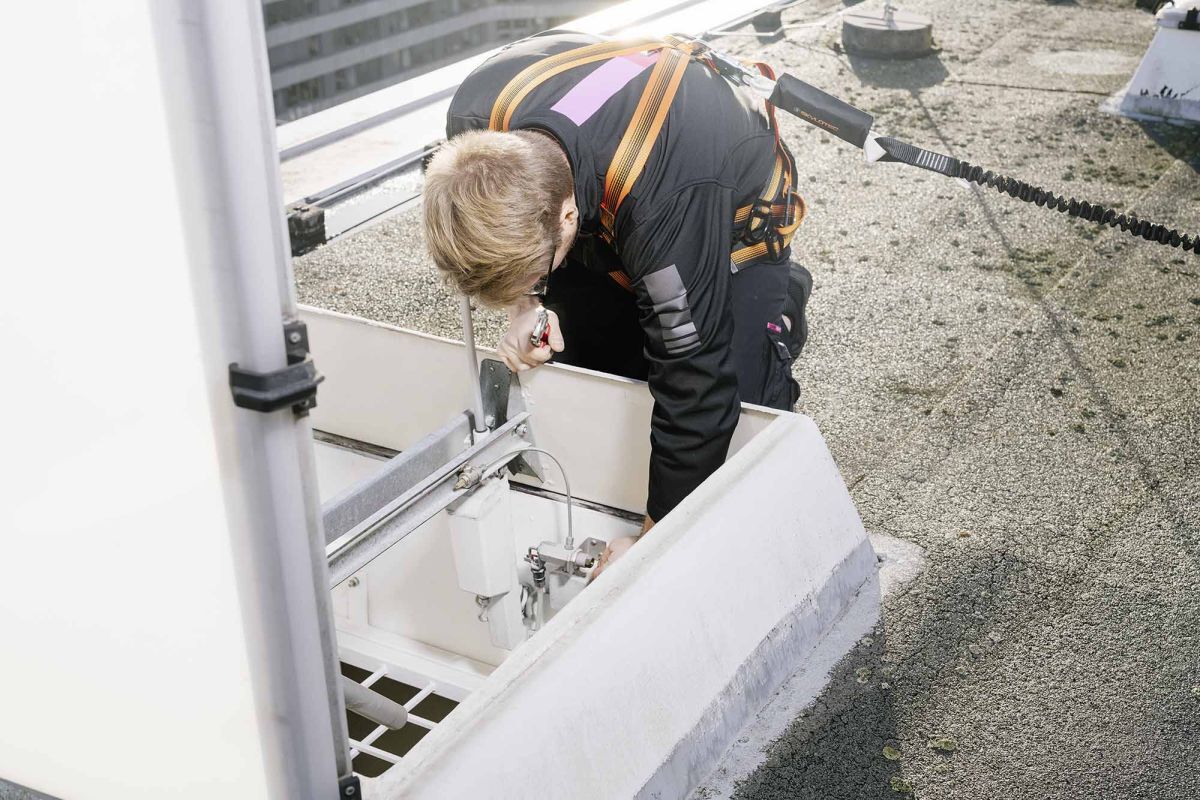 RWA-Anlage Wartung durch einen CWS Servicetechniker Brandschutz