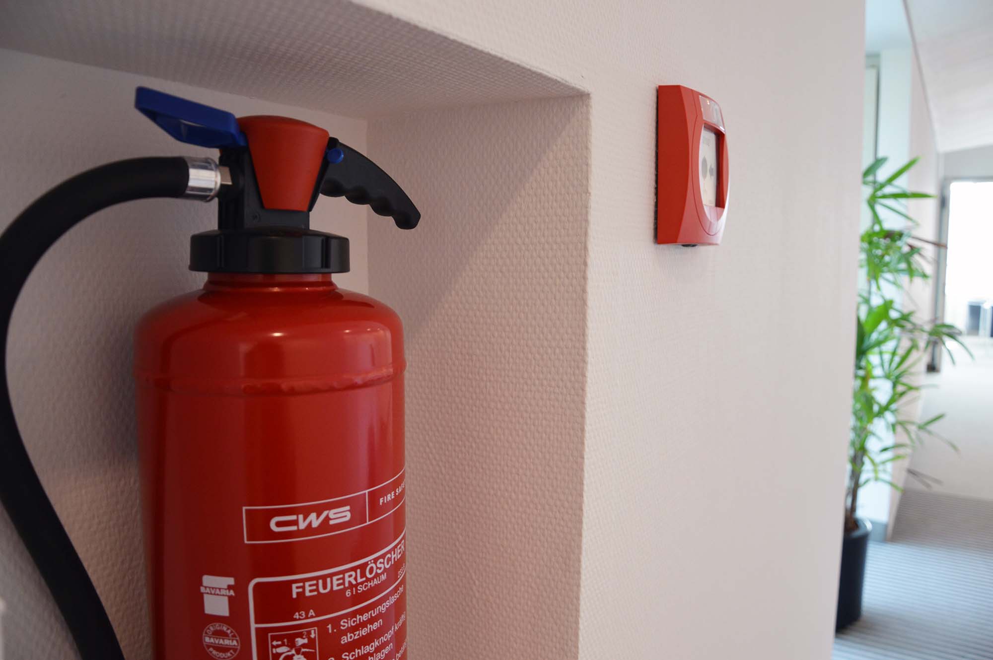 Feuerlöscher-Montage-Feuerlöscher aufhängen-CWS Fire Safety unterstützt (1)