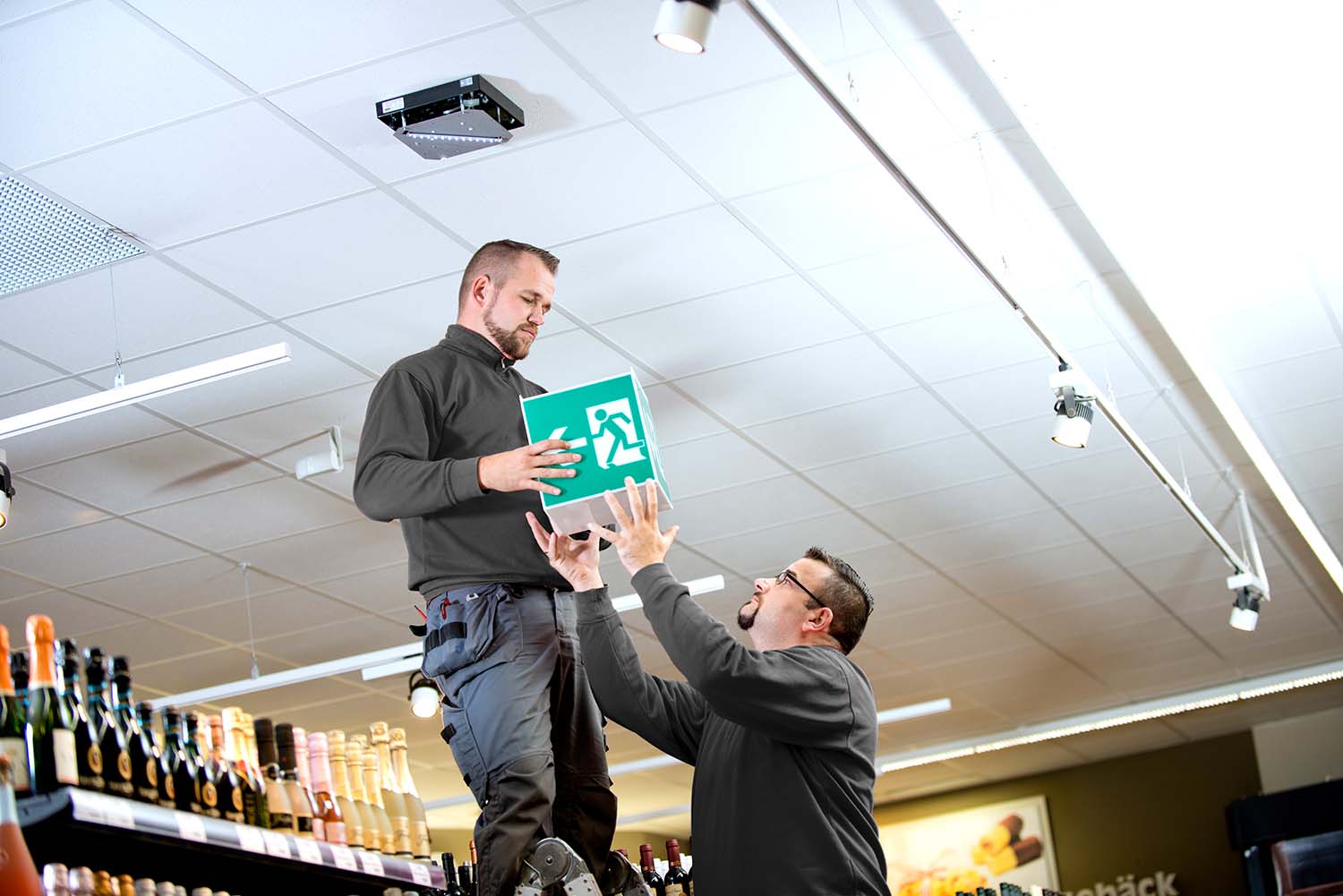 Fluchtwegbeleuchtung-Installation vom Profi-CWS Fire Safety