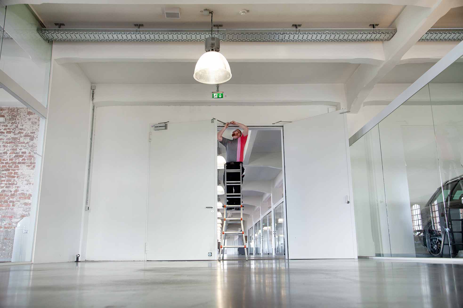 Verkeilen von Brandschutztüren gehört mit Feststellanlagen der Vergangenheit an