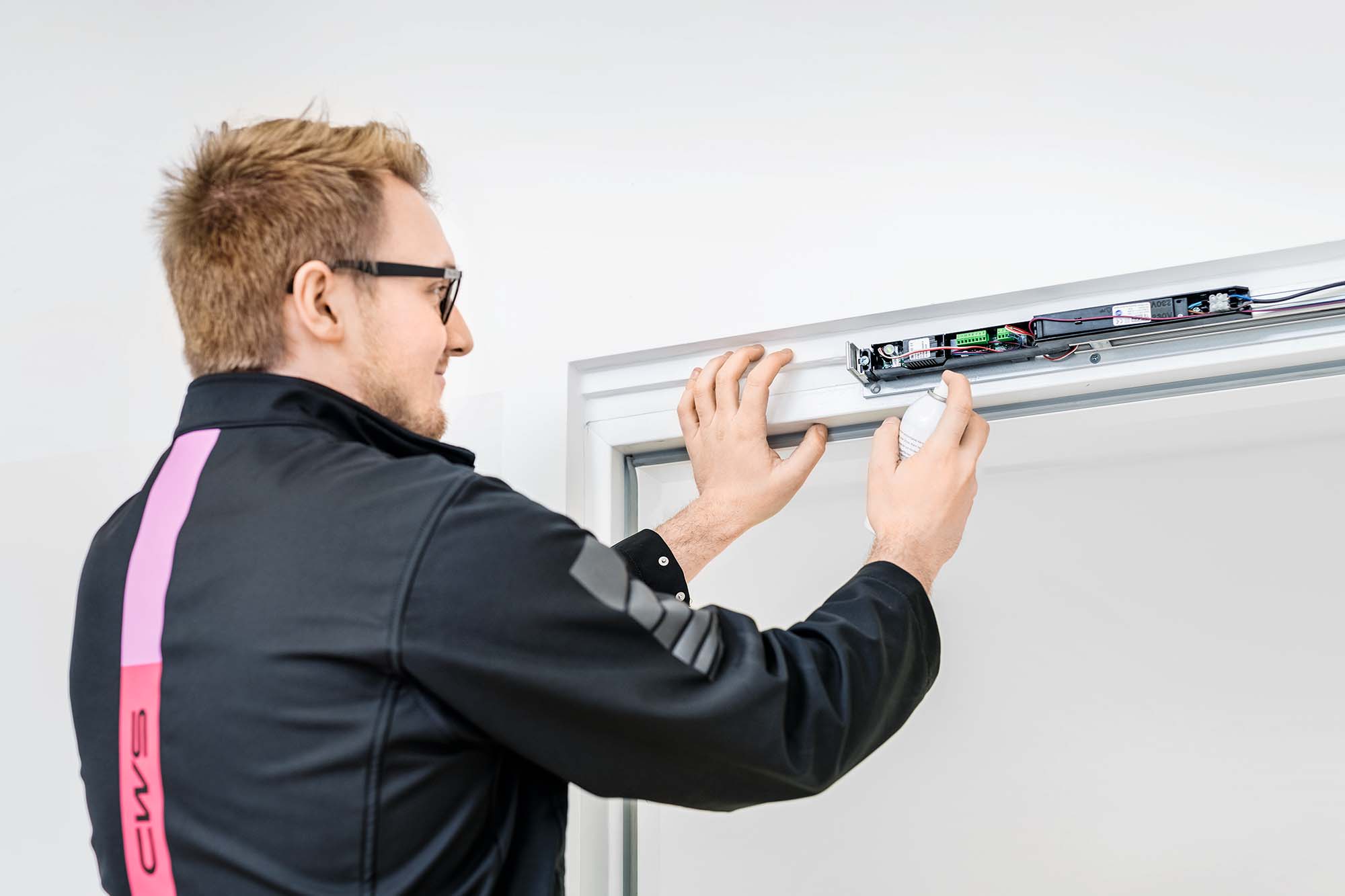 Wartung von Brandschutztüren mit Feststellanlage-CWS Fire Safety